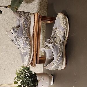 Women's size 6 sneakers